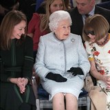 Královna sedí vedle módní vládkyně Anny Wintour.