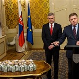Robert Fico zaujal na tiskov konferenci tm, e ukzal milion eur v hotovosti, kter dostane ten, kdo pome odhalit vraha slovenskho novine Jna Kuciaka.