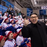 Severokorejské roztleskávačky nevědí, jak na dvojníka jejich vůdce reagovat.