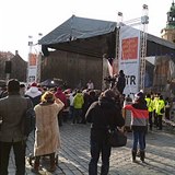 Na Staroměstském náměstí se scházejí lidé, kteří chtějí přivítat olympijskou...