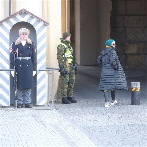 Katy Perry jde na obhldku Praskho hradu.