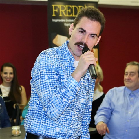 Michal Kluch m i pohyby jako Freddie Mercury.