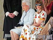 Britská královna Albta II.a Anna Wintour, která vede americký Vogue.