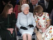 Královna sedí vedle módní vládkyn Anny Wintour.