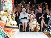 Královna byla na londýnském týdnu módy pedstavit cenu pro nejtalentovanjí...