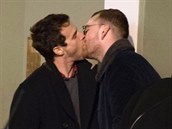 Sam Smith a Brandon Flynn jako zamilované hrdliky.
