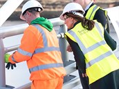 Kate Middleton a princ William na most Northern Spire bridge v Sunderlandu.