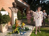 Sonja Baová u památníku Tomáe Bati ve Zlín.