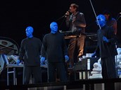 Blue Man Group bhem jednoho z vystoupení, která mísí hned nkolik prvk.