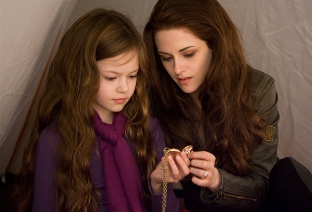 Kristen Stewart jako Bella ve Stmívání a její filmová dcera Renesmee Cullen...