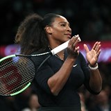 Serena Williamsová si zahrála proti Marion Bartoliové na exhibici v New Yorku.