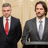Policejn f Tibor Gapar (vlevo) a ministr vnitra Robert Kalik el tlaku...
