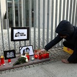 Fotka ze slovenské ambasády v Berlíně. I tam lidé uctívají památku Jána Kuciaka...