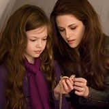 Kristen Stewart jako Bella ve Stmvn a jej filmov dcera Renesmee Cullen...
