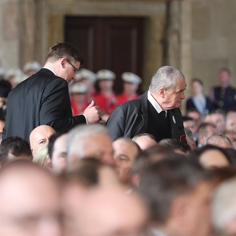 Bhem inaugurace odela cel TOPka a Mirka Nmcov. Zde vstvaj Ji Pospil...