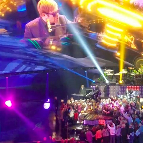 Tím, že si Elton zve fanoušky tak blízko k sobě, si koleduje.