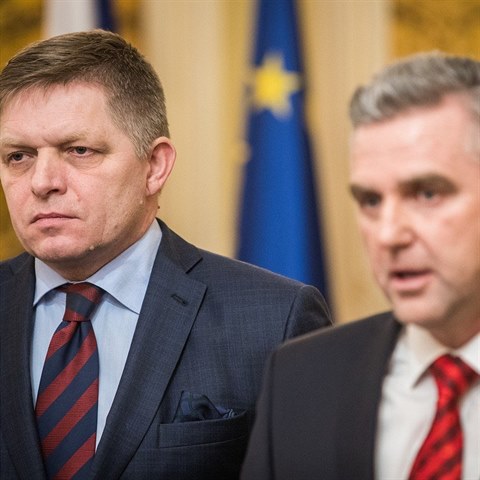 Pedseda slovensk vldy a Robert Fico s policejnm prezidentem Tiborem...