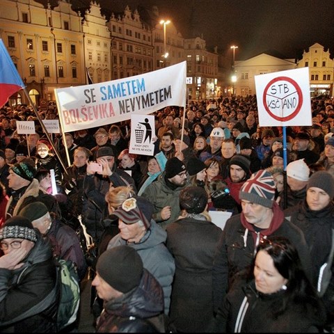 Proti Ondrkovi a Babiovi protestovali obyvatel Plzn.