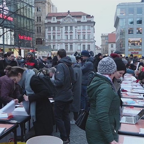 Tisce lid na Vclavskm nmst podepisovali petice proti ustanoven...