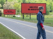 Frances McDormand ve filmu Ti billboardy kousek za Ebbingem.