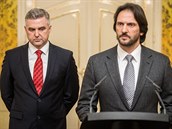Policejní éf Tibor Gapar (vlevo) a ministr vnitra Robert Kaliák elí tlaku...