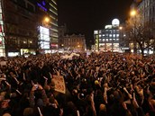 Proti Ondrákov zvolení v Praze demonstrovalo prý a deset tisíc lidí.