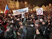 Proti Ondrákovi a Babiovi protestovali obyvatelé Plzn.