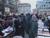 Tisíce lidí na Václavském námstí podepisovali petice proti ustanovení...