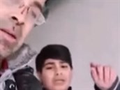 Vrah Abu Marwan ve videu vyhrouje enám i se svým synem.