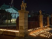 Svíky lidé u po vrad zapalovali ped úadem slovenské vlády.