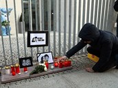 Fotka ze slovenské ambasády v Berlín. I tam lidé uctívají památku Jána Kuciaka...