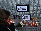 Lidé za mladý pár zapalují svíky i ped slovenskou ambasádou v Berlín.