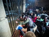 V Bratislav dolo i na mení nepokoje. Tady se demonstranti snaí vniknout do...