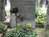 Tento hrob jela Laka Kozderková s Vlastimilem Bedrnou vyistit ped svou smrtí.
