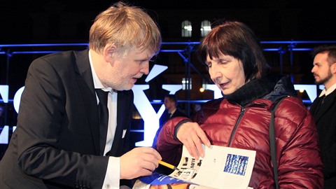 Reisér Marek Najbrt se podepisuje jedné ze svých fanynek.