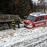 Z osobnho auta hasii vyprostili zrannou osobu.