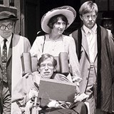 Stephen Hawking na invalidním vozíku. Velkou oporou mu byla rodina.