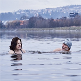 Pavel Nov a Zuzana Kronerov museli do vody, kter mla necelch pt stup.