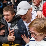 Na Tomasze Komendu se po propuštění sesypali novináři.