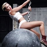 Miley Cyrus (videoklip - Wrecking Ball)