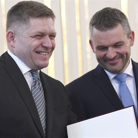 Robert Fico v, e svou rezignac nic neztratil. Petr Pellegrini poslouch jako...