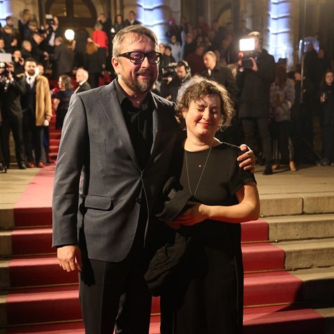 Herec Marek Daniel dorazil se svou manelkou. Ta nebyla na blesky fotoapart pipraven.