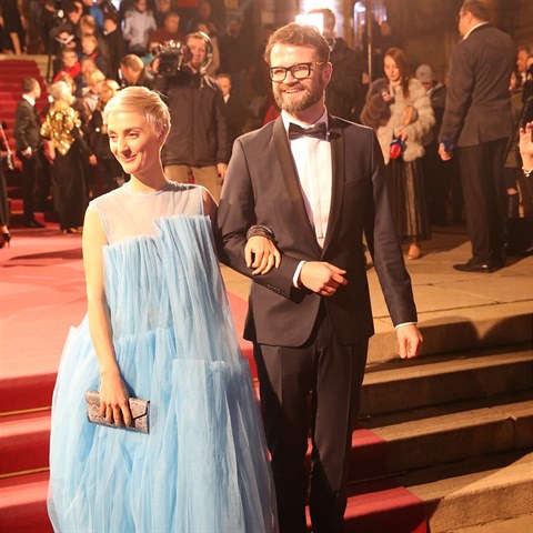 Barbora Polkov dorazila bez svho partnera Pavla Liky, kter je stle s Janem Rvaiem na tmsnm vlet po Stedn Americe. Na ervenm koberci j dlal garde tento mu.