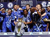 Na snímku legendární sestava Chelsea, která se v sezon 2004-2005 postarala o...