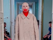 Model sice budí hrůzu, ale kabát je velmi povedený. Kabáty jsou pro návrháře...