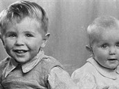 Stephen Hawking (vlevo) se svou sestrou Mary.