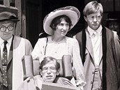 Stephen Hawking na invalidním vozíku. Velkou oporou mu byla rodina.