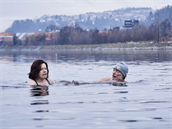 Pavel Nová a Zuzana Kronerová museli do vody, která mla necelých pt stup.