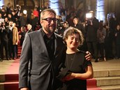 Herec Marek Daniel dorazil se svou man�elkou. Ta nebyla na blesky fotoaparát�...