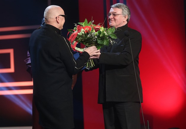 Vlastimil Harapes a Ji�� Korn na jednom p�diu.